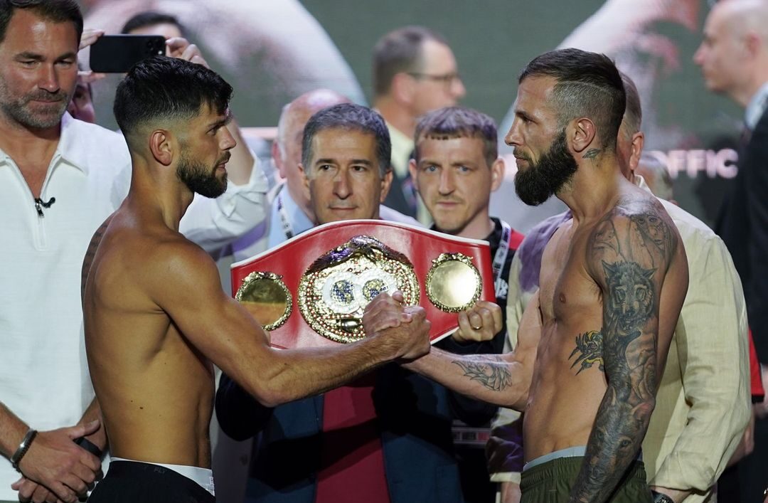JOE CORDINA A LA IZQUIERDA Y ANTHONY CACACE CARA A CARA, DÁNDOSE LA MANO TRAS EL PESAJE