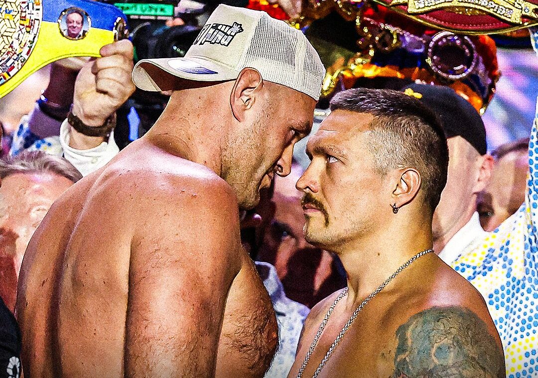 TYSON FURY A LA IZQUIERDA Y OLEKSANDR USYK A LA DERECHA, CARA A CARA TRAS EL PESAJE