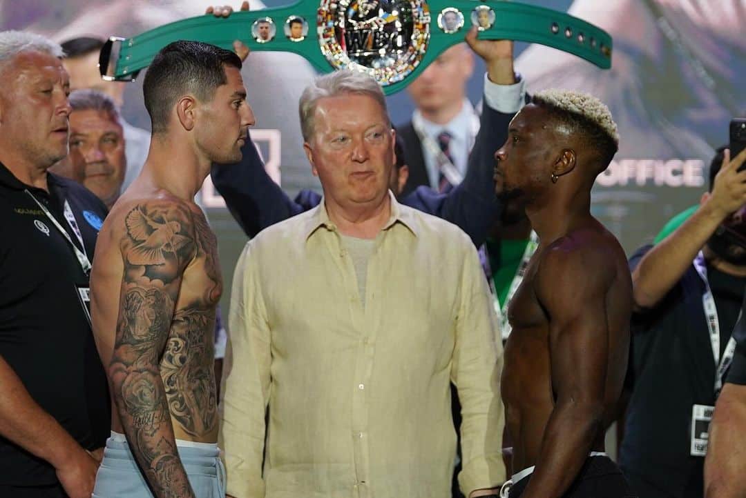 MARK CHAMBERLAIN A LA IZQUIERDA Y JOSHUA WAHAB A LA DERECHA, CARA A CARA TRAS EL PESAJE