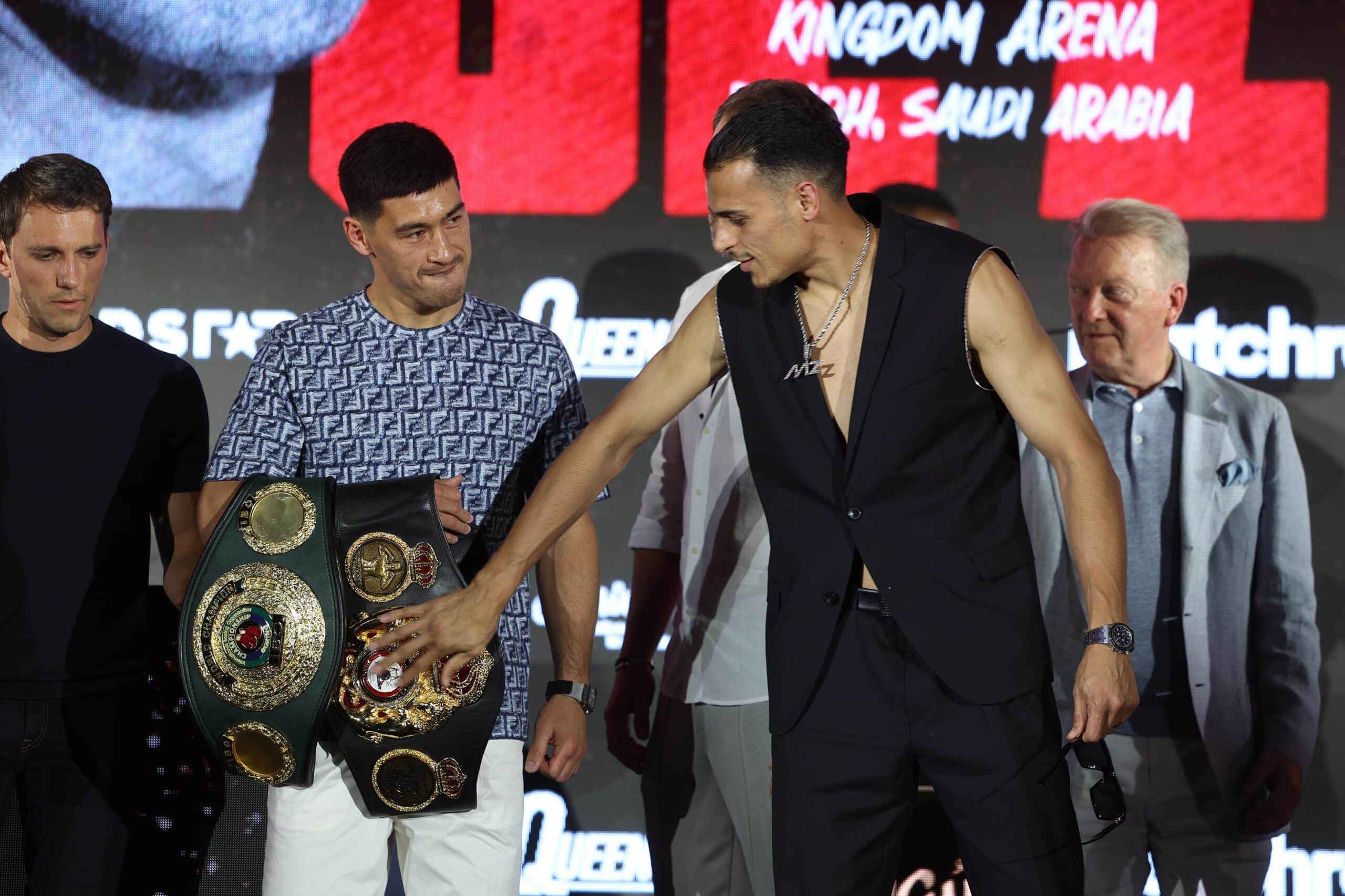 DMITRY BIVOL A LA IZQUIERDA Y MALIK ZINAD A LA DERECHA