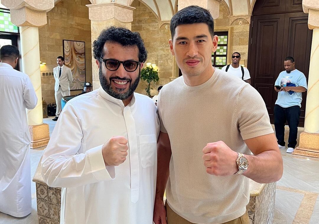 Turki Alalshikh a la izquierda, y Dmitry Bivol a la derecha, posan para la foto