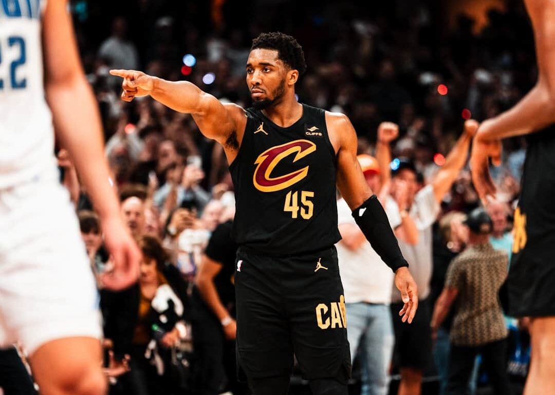 DONOVAN MITCHELL DURANTE UN PARTIDO EN LA NBA CON LOS CAVALIERS