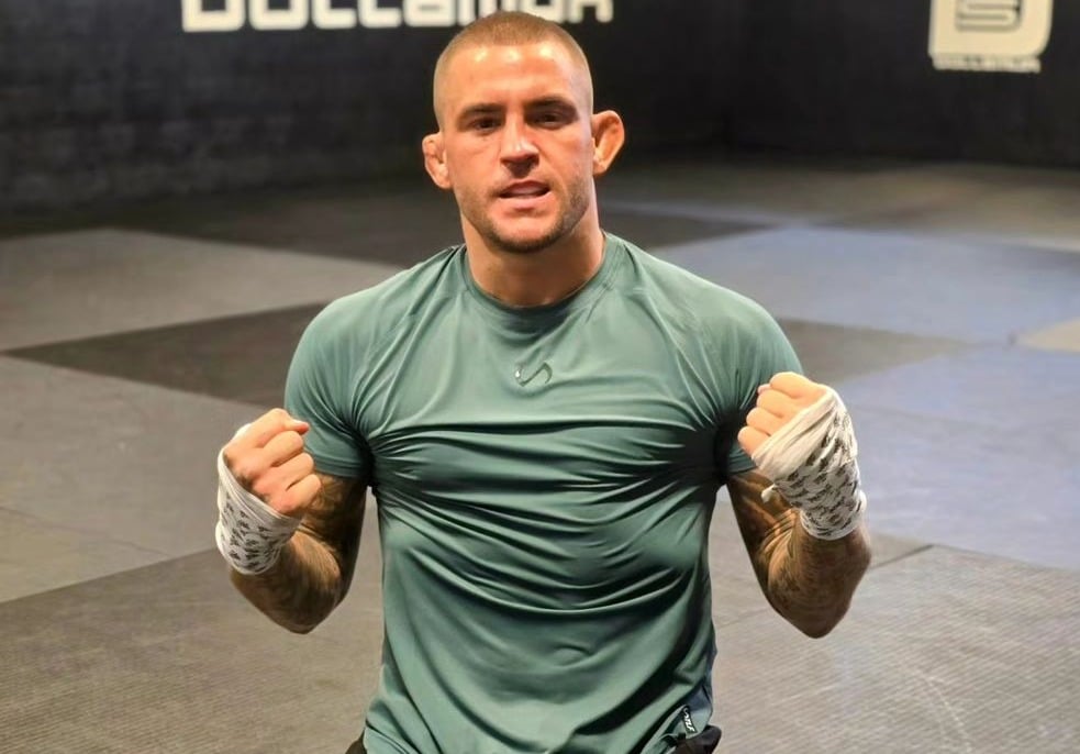 DUSTIN POIRIER POSA PARA LA FOTO TRAS UN ENTRENAMIENTO