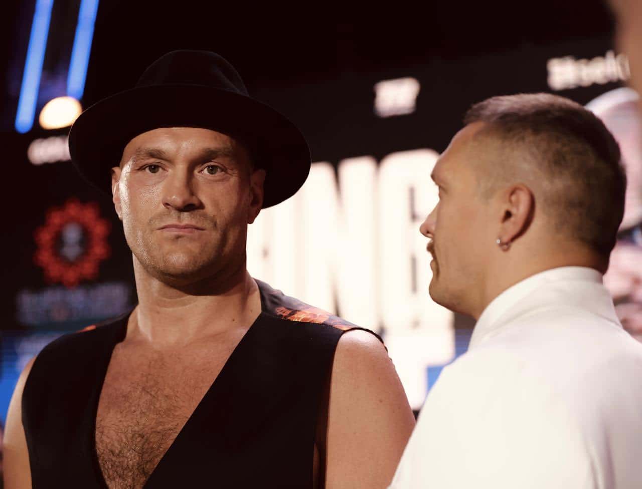 TYSON FURY A LA IZQUIERDA Y OLEKSANDR USYK A LA DERECHA LUEGO DE LA RUEDA DE PRENSA PREVIO AL PESAJE Y PELEA