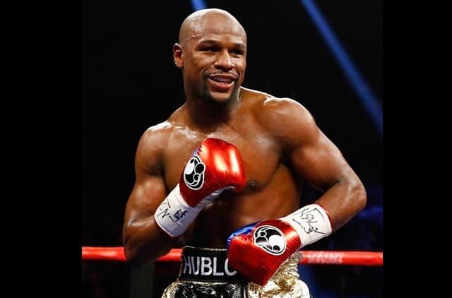 FLOYD MAYWEATHER SONRÍE DURANTE UNA PELEA DE BOXEO