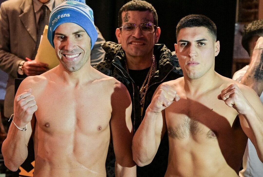 GASTÓN REYNO A LA IZQUIERDA Y EZEQUIEL VALLEJOS A LA DERECHA, POSAN PARA LA FOTO TRAS EL PESAJE