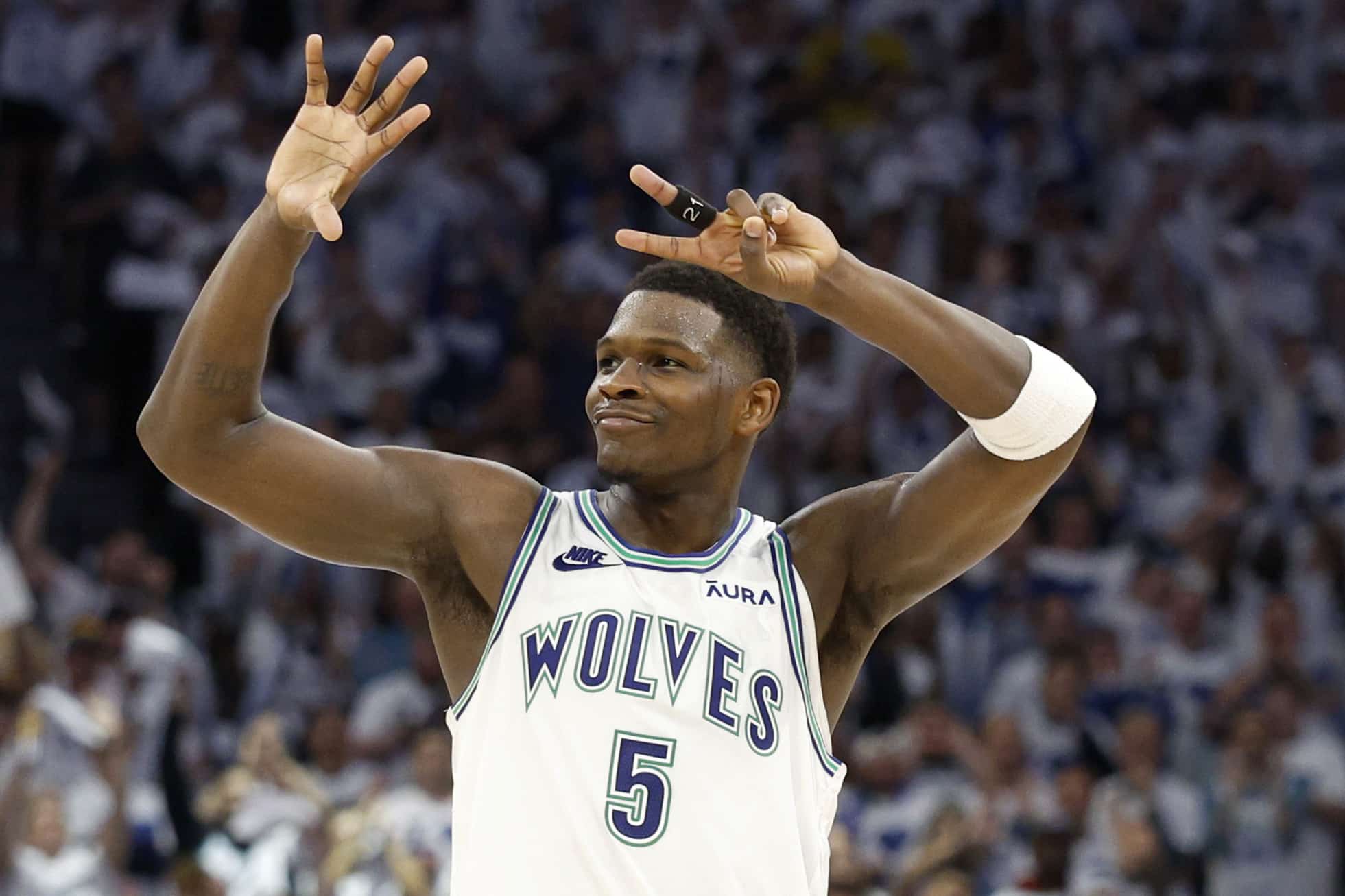 ANTHONY EDWARDS CELEBRA CON LOS TIMBERWOLVES ANTE LOS DENVER NUGGETS