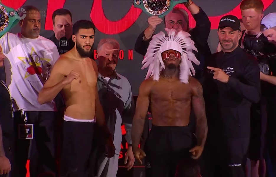 HAMZAH SHEERAZ A LA IZQUIERDA Y AUSTIN WILLIAMS A LA DERECHA, POSAN PARA LA FOTO TRAS EL PESAJE