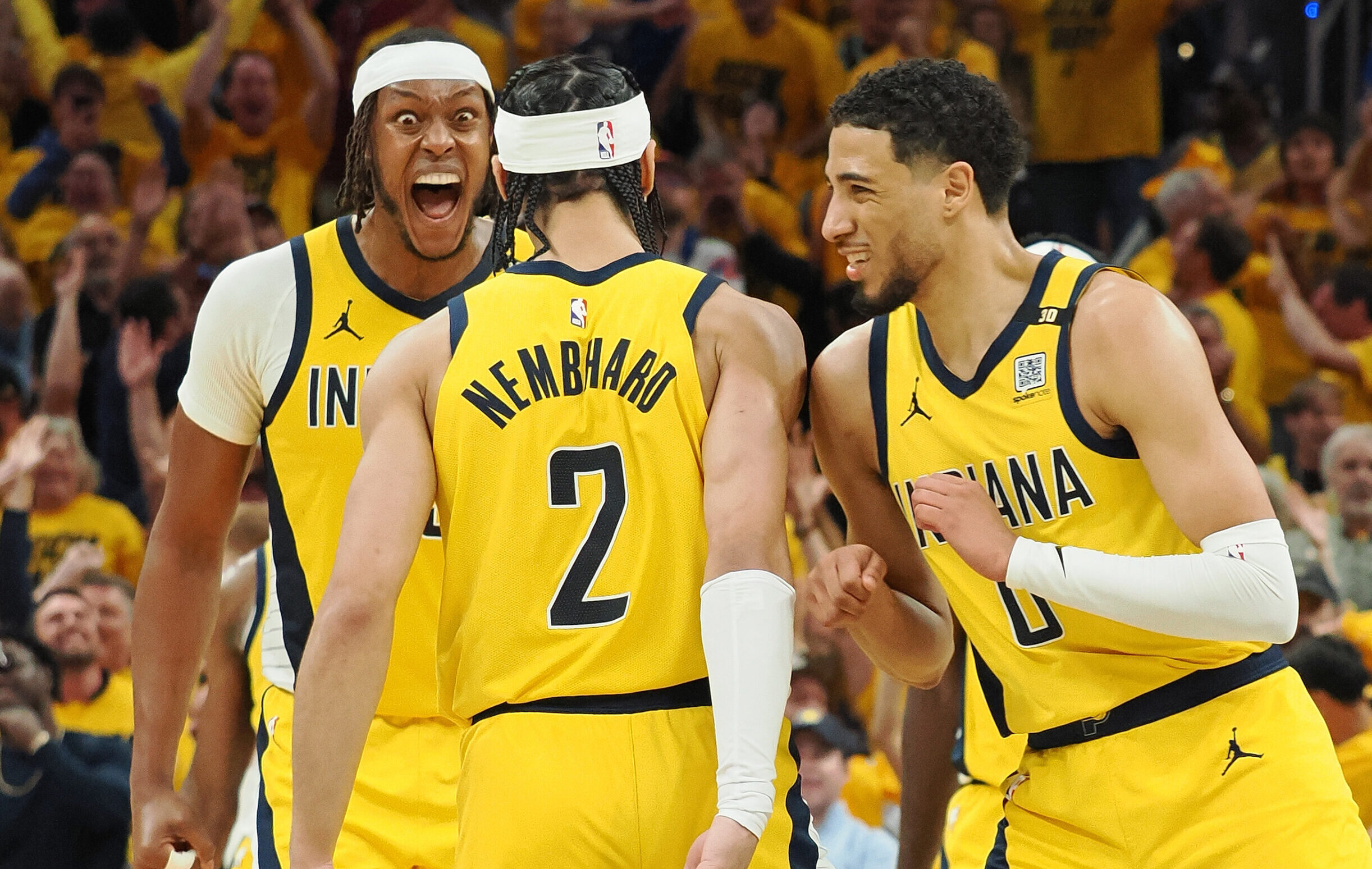 MYLES TURNER, TYRESE HALIBURTON, Y ANDREW NEMBHARD DE LOS PACERS, CELEBRAN