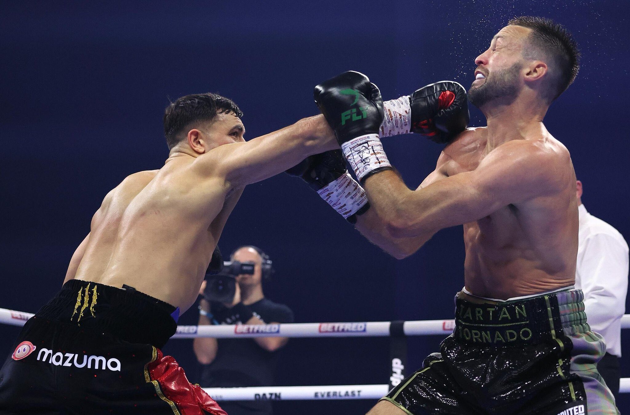 JACK CATTERALL GOLPEA A JOSH TAYLOR
