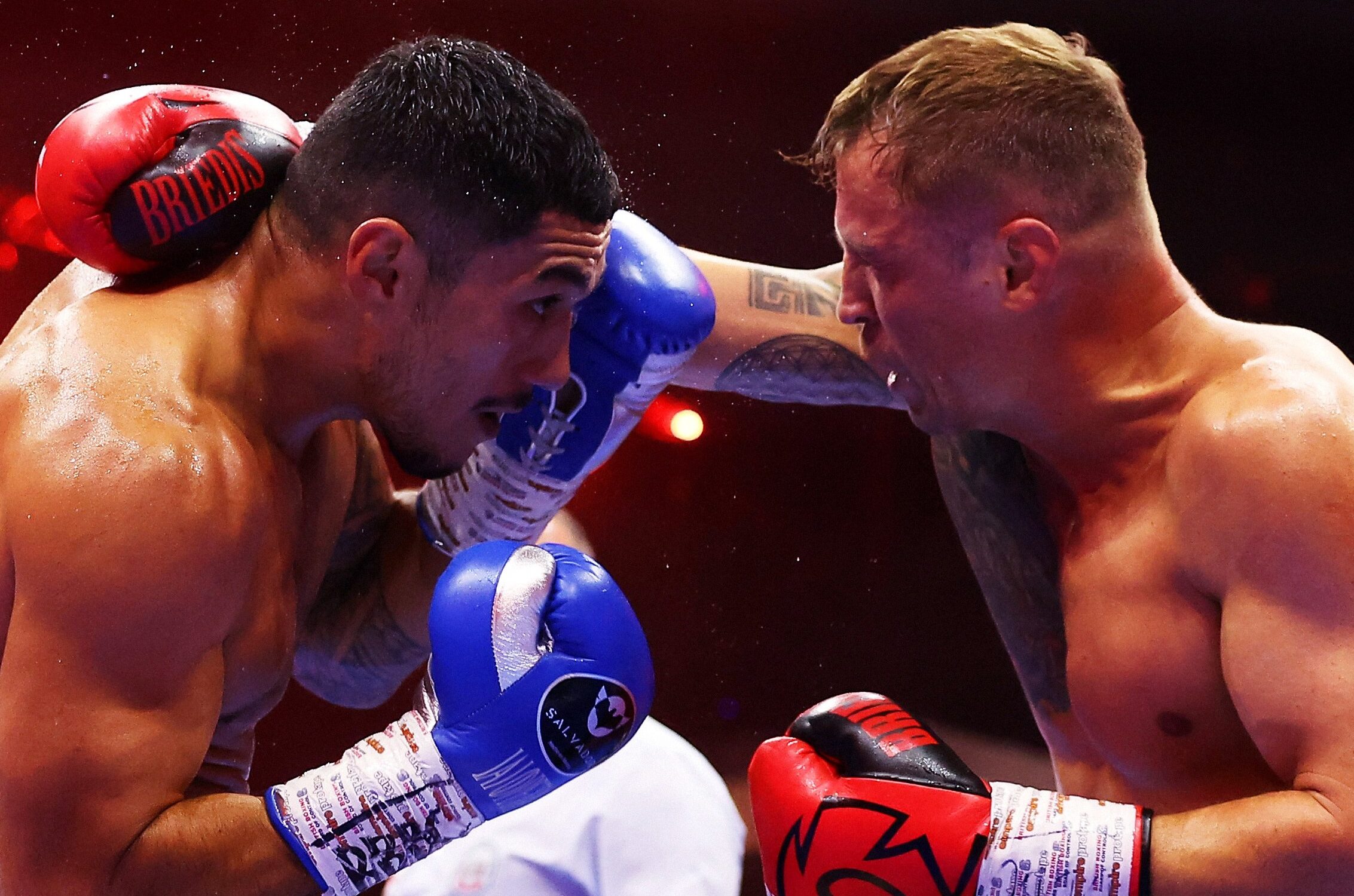 JAI OPETAIA Y MAIRIS BRIEDIS INTERCAMBIAN GOLPES EN SU PELEA