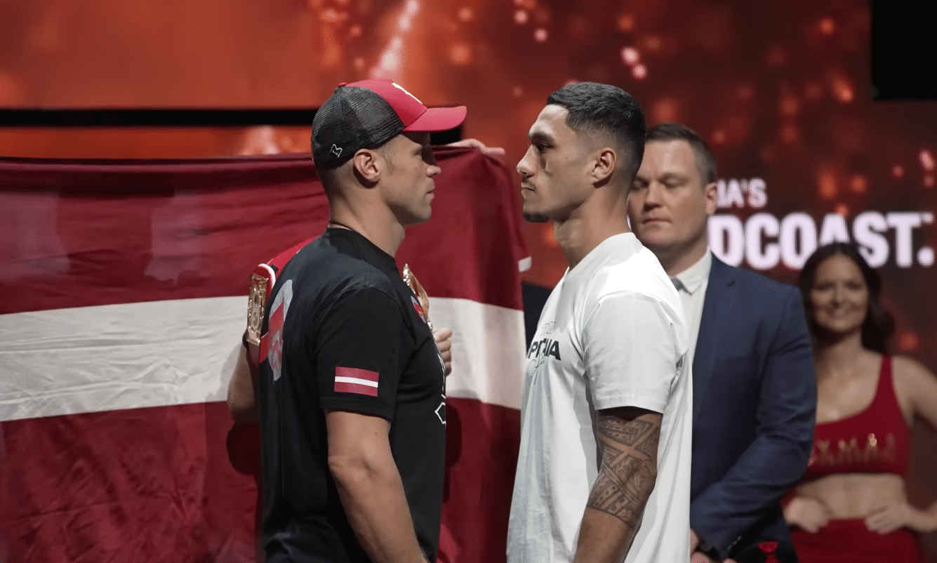 MAIRIS BRIEDIS A LA IZQUIERDA Y JAI OPETAIA A LA DERECHA, CARA A CARA TRAS EL PESAJE DE SU PRIMERA PELEA EN EL 2022