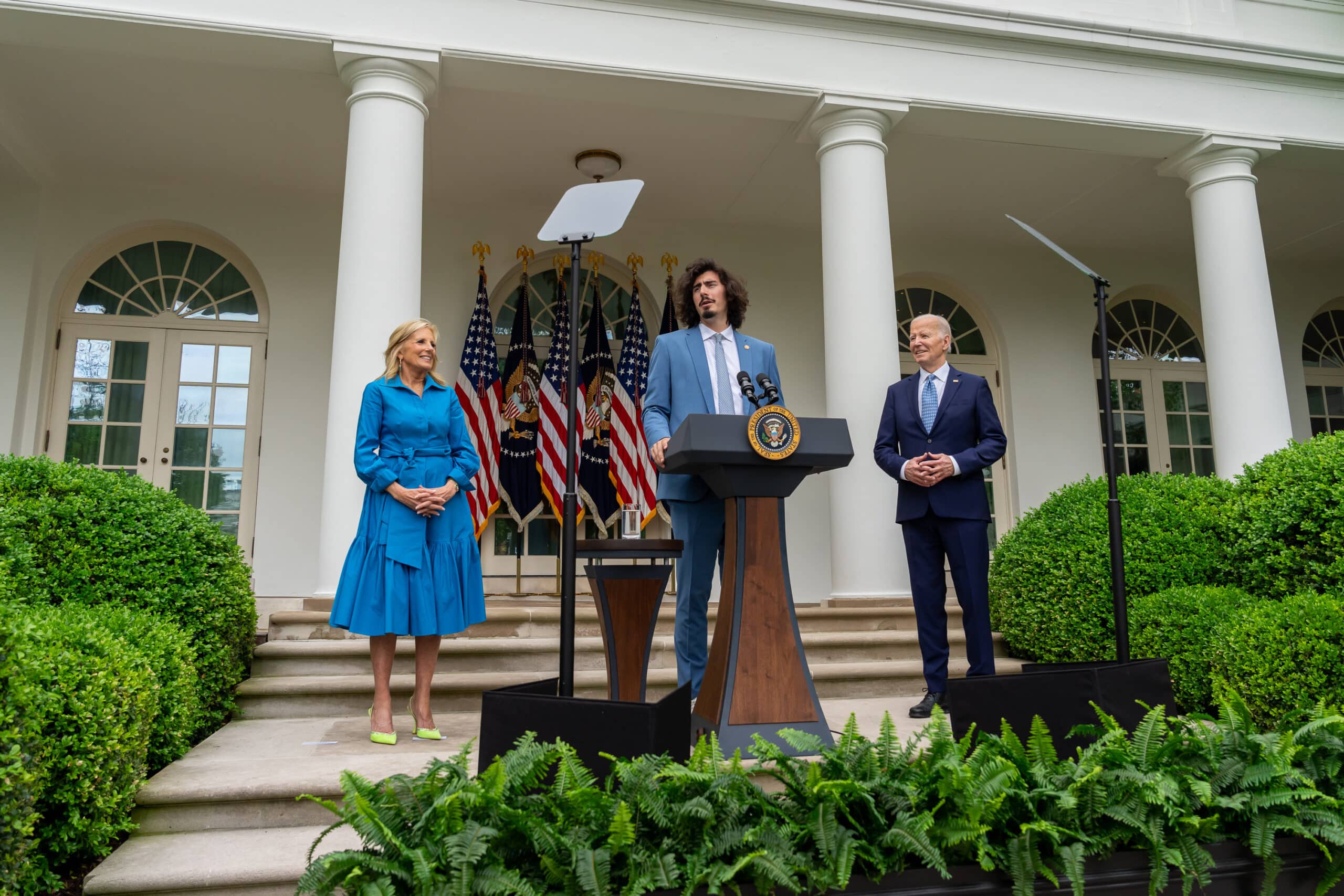 JAIME JÁQUEZ JR DEL MIAMI HEAT JUNTO AL PRESIDENTE DE ESTADOS UNIDOS JOE BIDEN EN LA CASA BLANCA