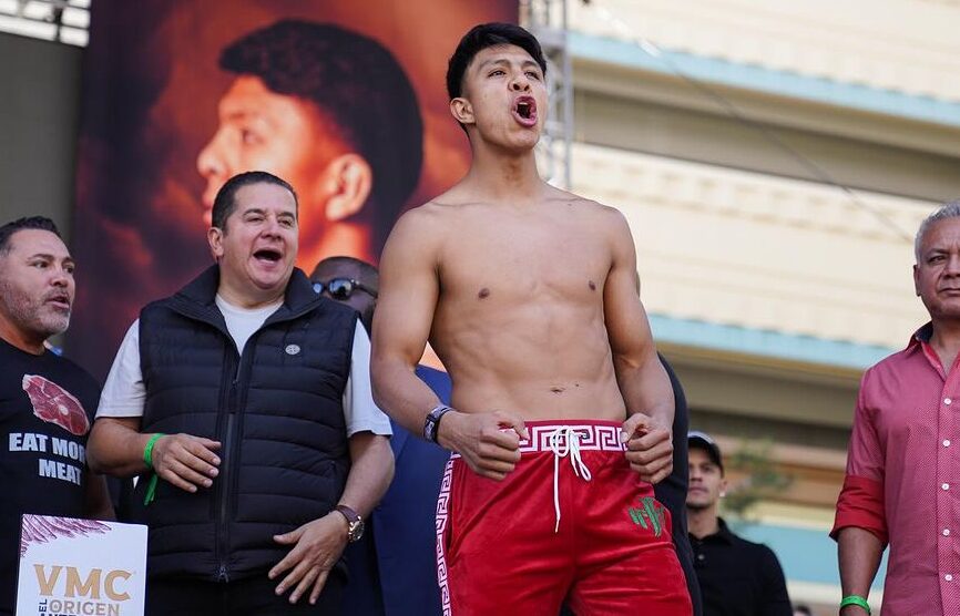 JAIME MUNGUÍA POSA PARA LA FOTO TRAS EL PESAJE