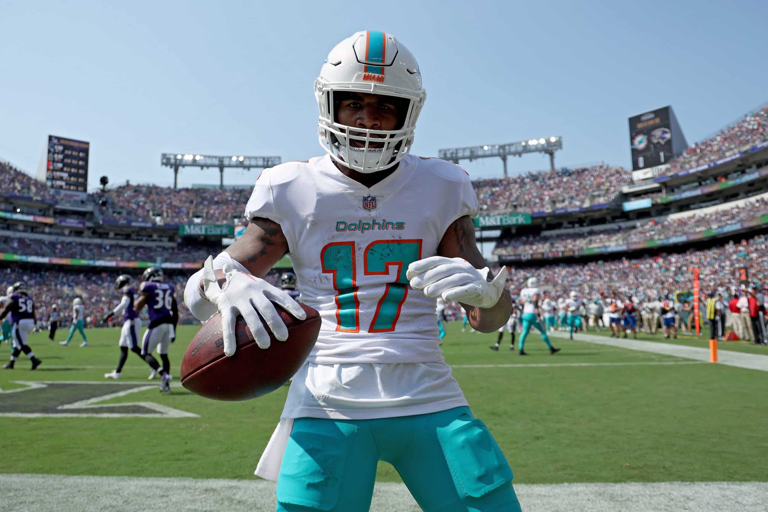 JAYLEN WADDLE POSA PARA LA FOTO TRAS ANOTAR PARA LOS DOLPHINS