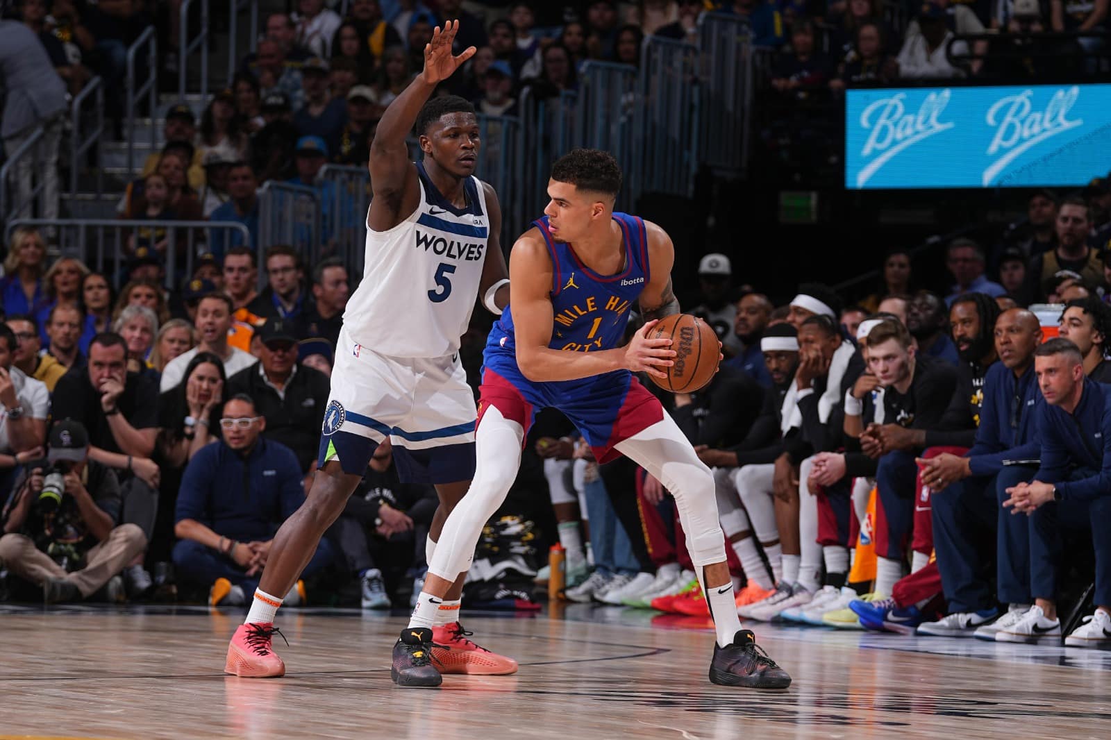 ANTHONY EDWARDS DE LOS TIMBERWOLVES DEFENDIENDO A MICHAEL PORTER JR DE LOS NUGGETS