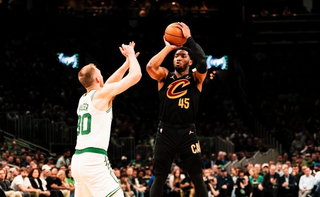 DONOVAN MITCHELL DE LOS CAVALIERS REALIZA UN TIRO SOBRE LA DEFENSA DE SAM HAUSER DE LOS CELTICS