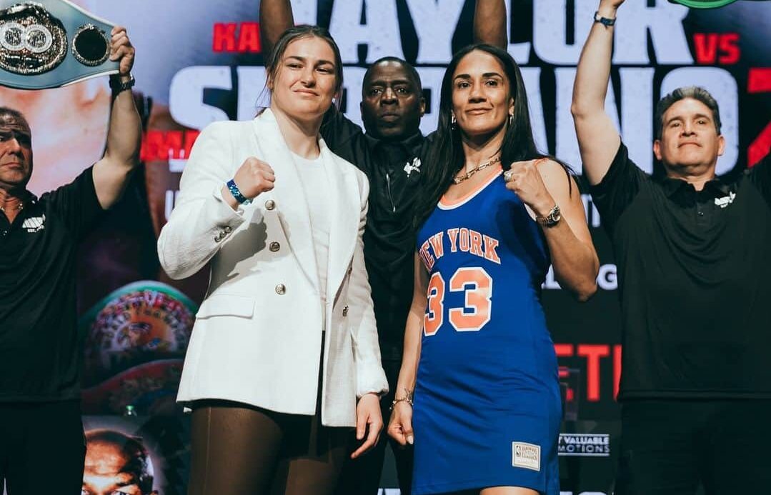 KATIE TAYLOR A LA IZQUIERDA Y AMANDA SERRANO A LA DERECHA, POSANDO PARA LA FOTO TRAS LA CONFERENCIA DE PRENSA