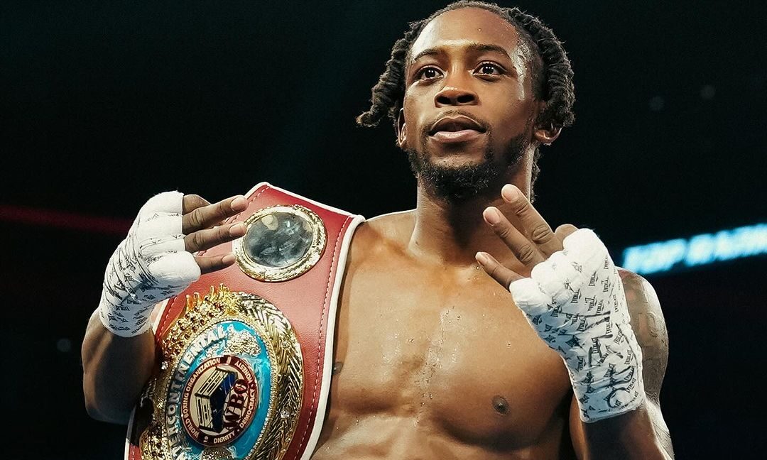 KEYSHAWN DAVIS POSA PARA LA FOTO TRAS UNA VICTORIA
