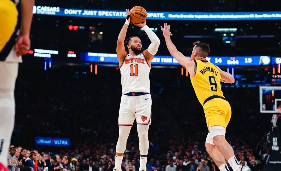 JALE BRUNSON DE LOS KNICKS REALIZA UN TIRO ANTE LA DEFENSA DE LOS PACERS