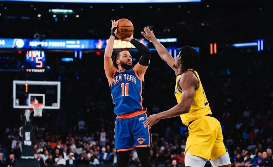JALEN BRUNSON DE LOS KNICKS REALIZA UN TIRO SOBRE LA DEFENSA DE LOS PACERS