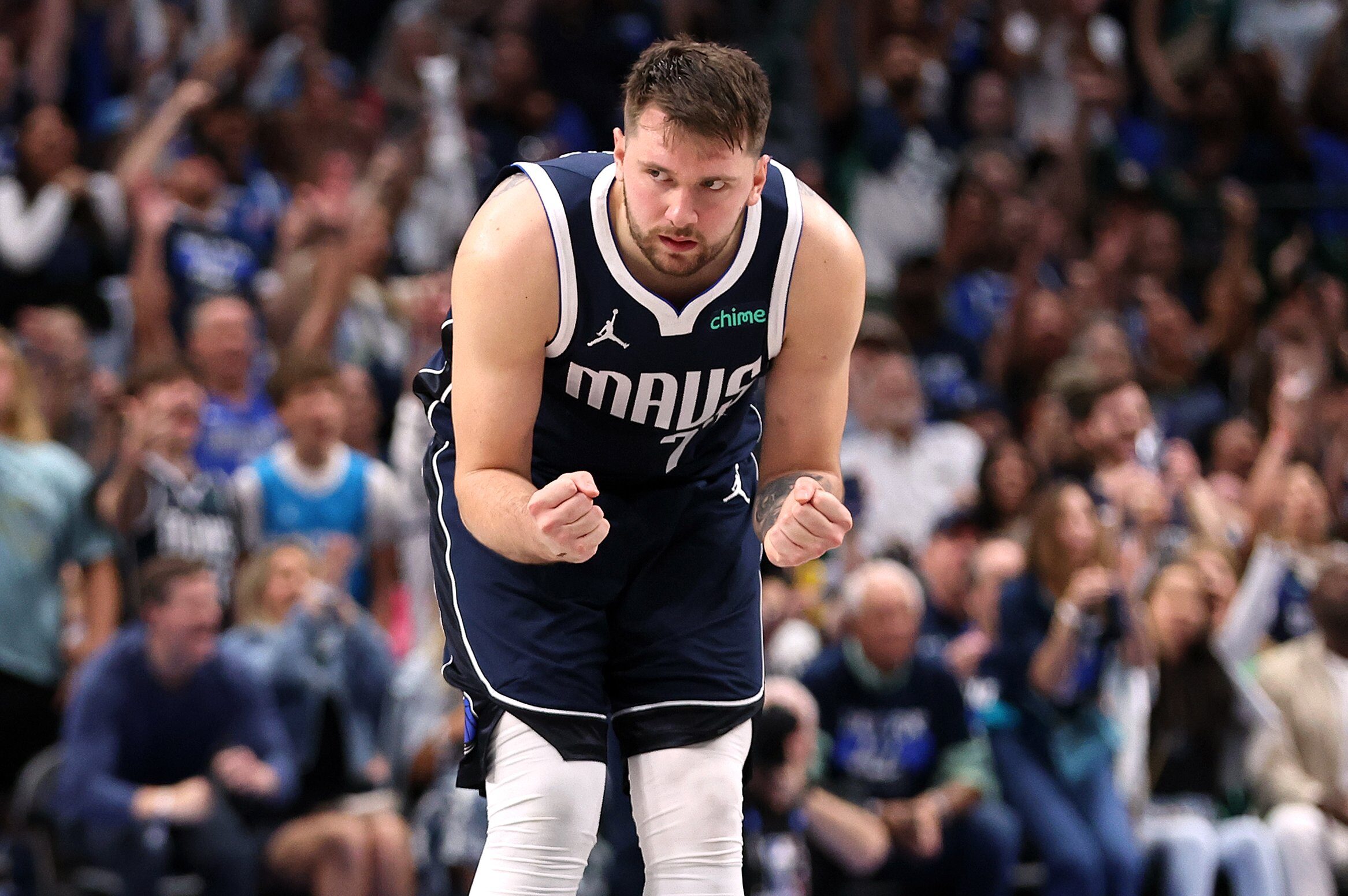 LUKA DONCIC DE LOS MAVERICKS CELEBRA EL TRIUNFO ANTE EL THUNDER