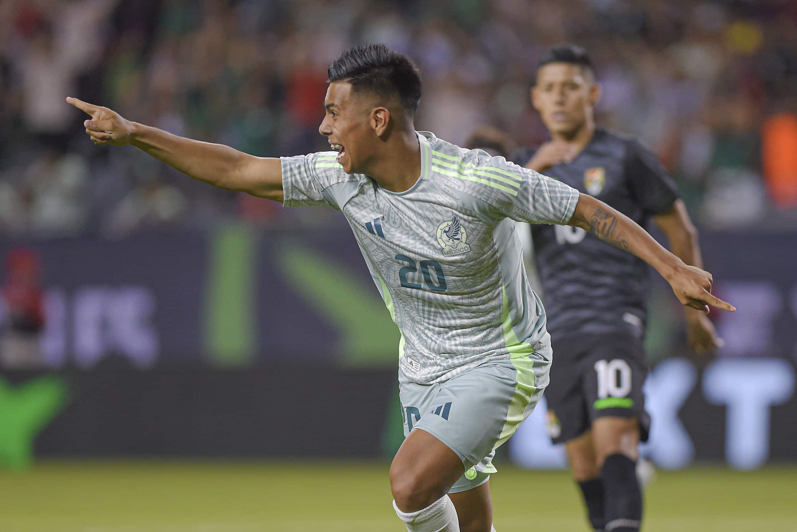 EFRAÍN ÁLVAREZ FESTEJA EL GOL CON LA SELECCIÓN MEXICANA ANTE BOLIVIA