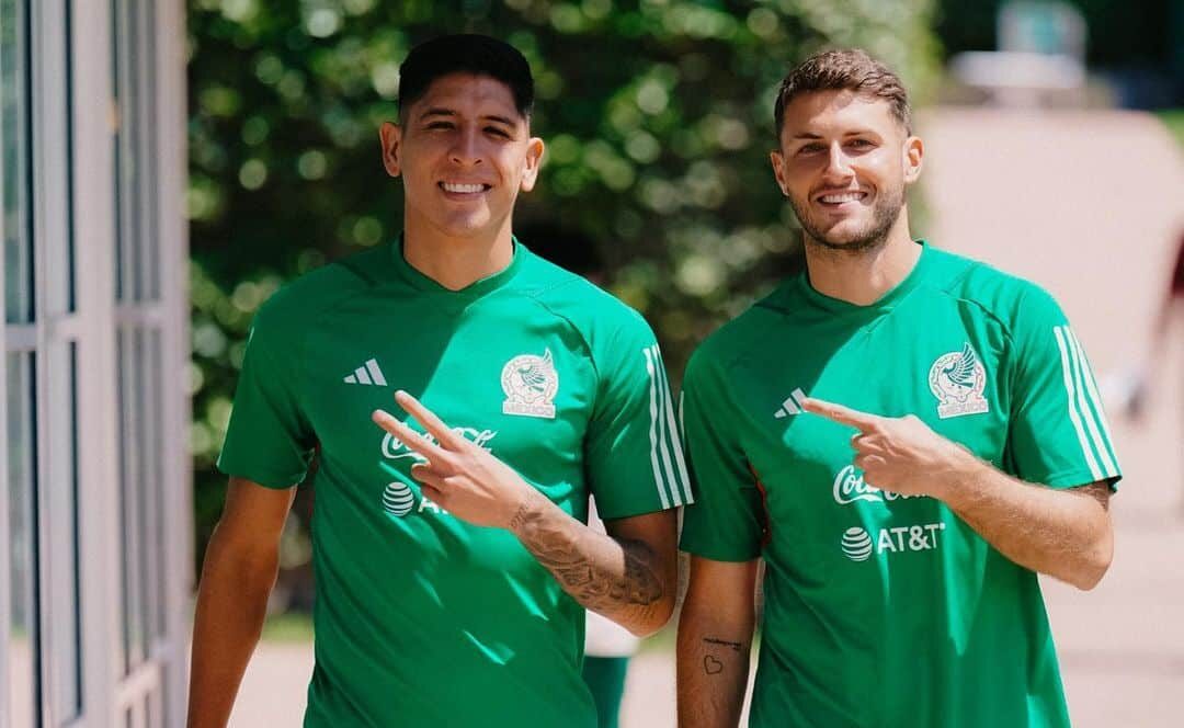 EDSON ÁLVAREZ A LA IZQUIERDA Y SANTIAGO GIMÉNEZ A LA DERECHA, POSAN PARA LA FOTO CON LA SELECCIÓN MEXICANA