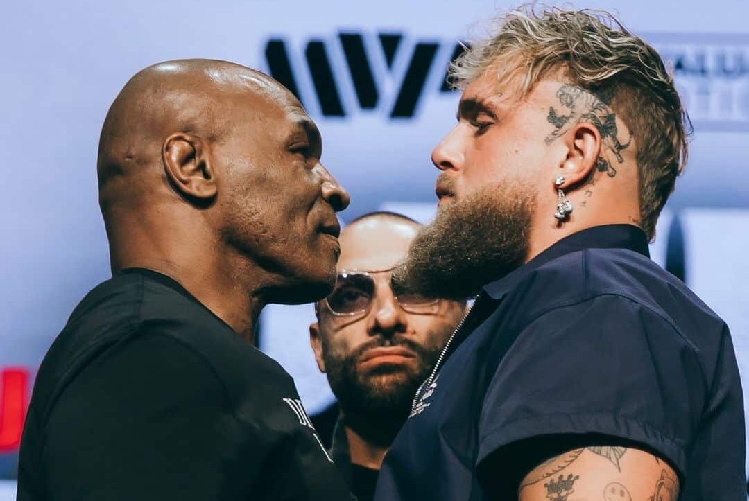MIKE TYSON A LA IZQUIERDA Y JAKE PAUL A LA DERECHA, CARA A CARA TRAS LA CONFERENCIA DE PRENSA