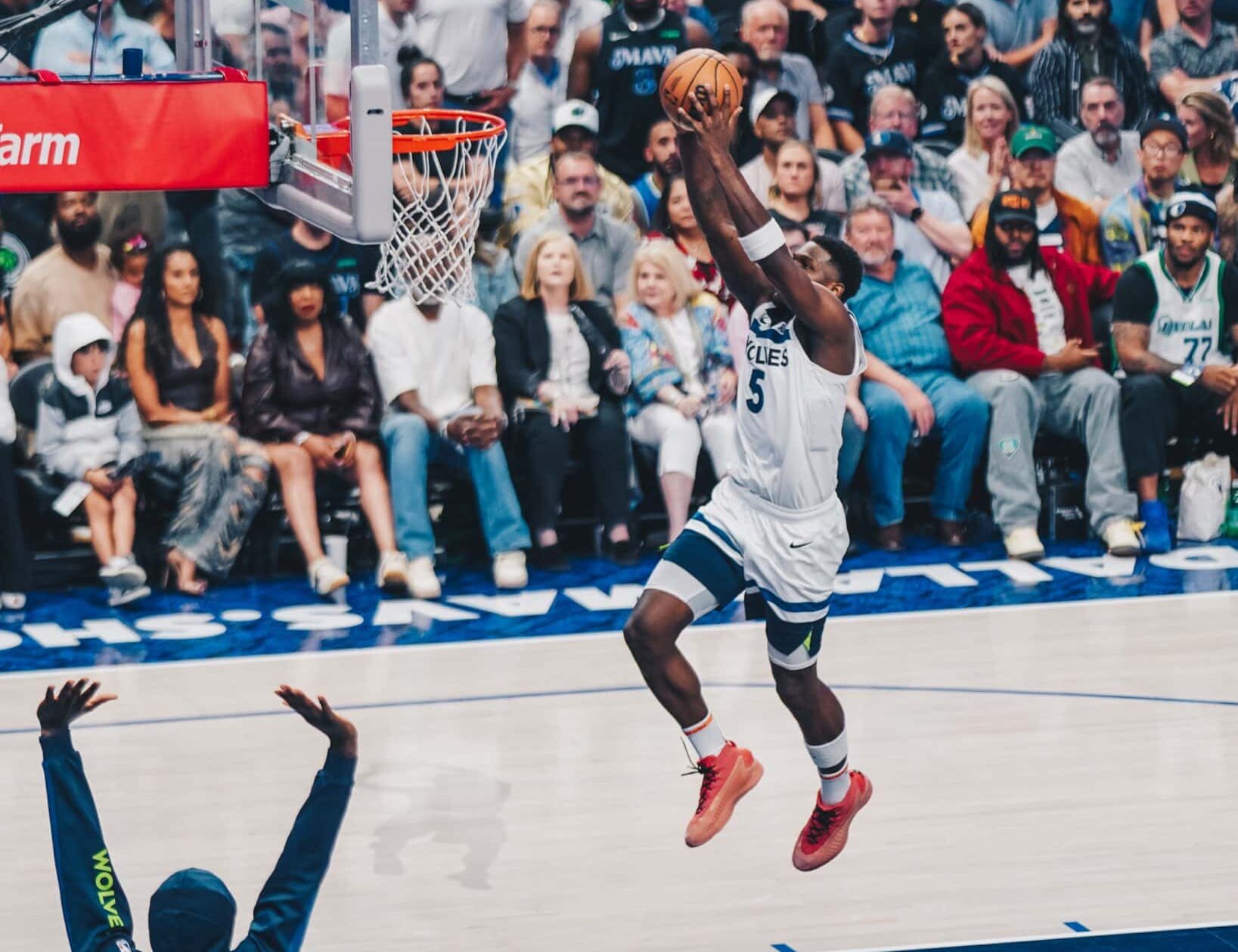 ANTHONY EDWARDS REALIZA UNA CLAVADA PARA LOS TIMBERWOLVES ANTE LOS MAVERICKS