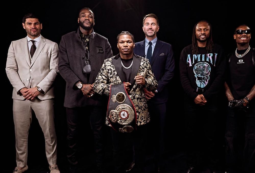 EL EQUIPO DE MATCHROOM BOXING POSA PARA LA FOTO