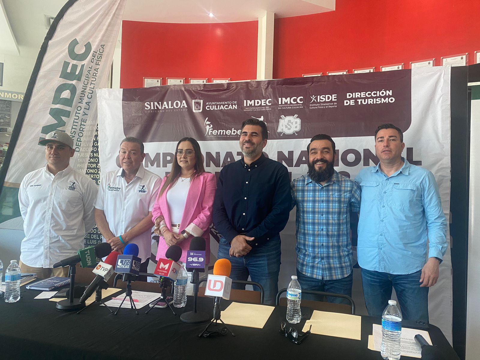 LAS AUTORIDADES POSAN PARA LA FOTO