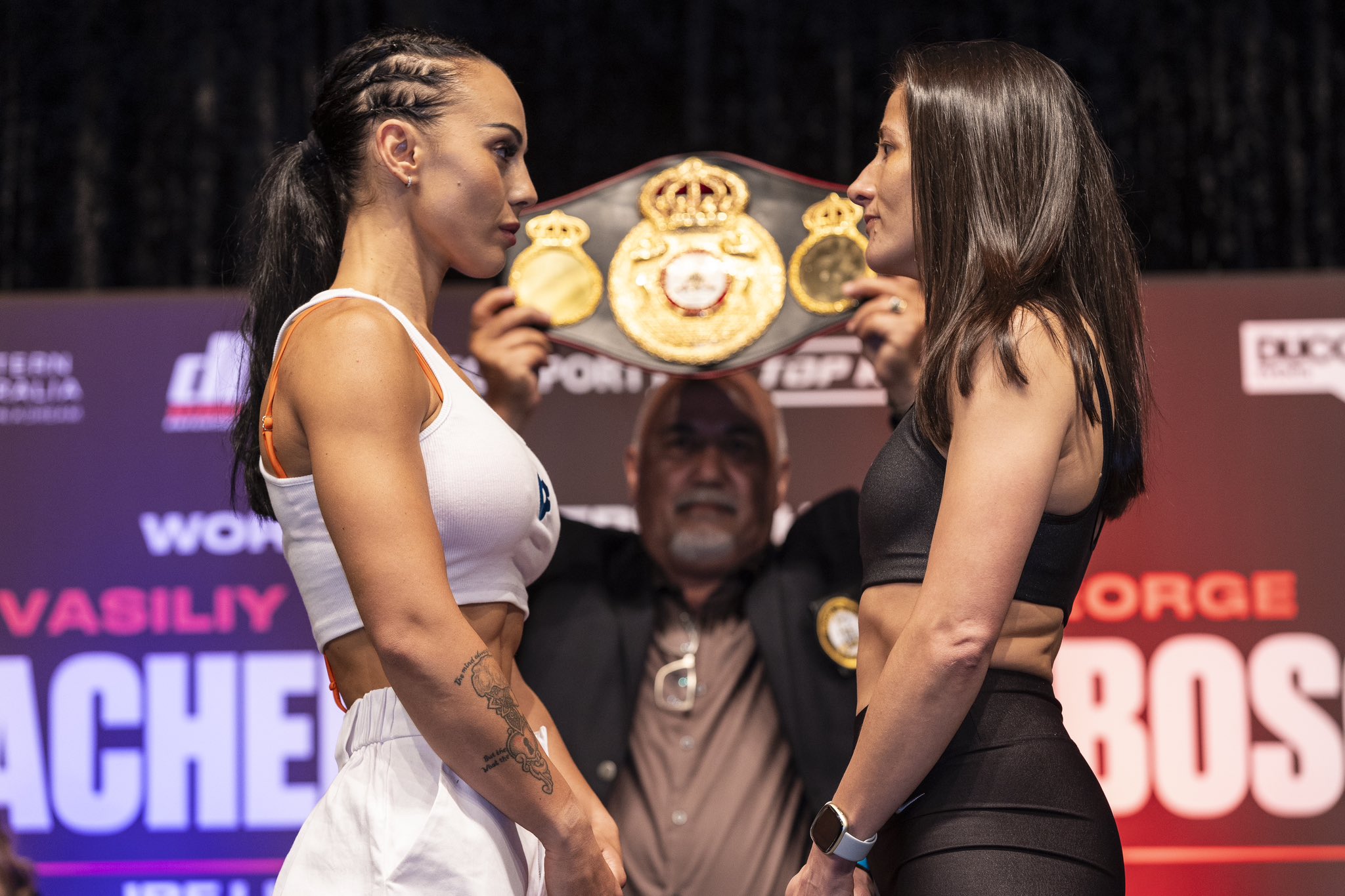 CHERNEKA JOHNSON A LA IZQUIERDA Y NINA HUGHES A LA DERECHA