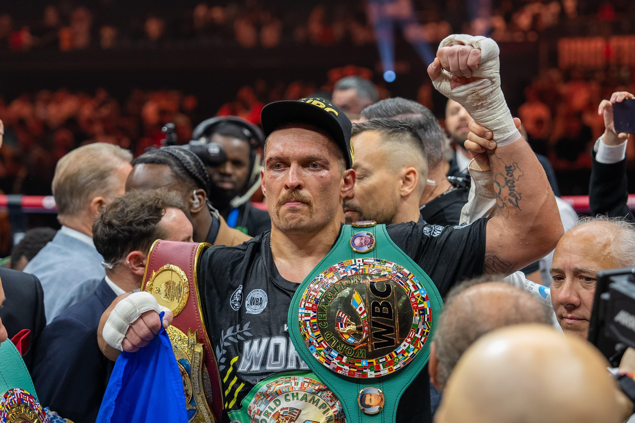 OLEKSANDR USYK POSA PARA LA FOTO TRAS SU VICTORIA ANTE TYSON FURY