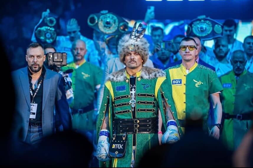 OLEKSANDR USYK DURANTE SU SALIDA A LA PELEA RUMBO AL RING