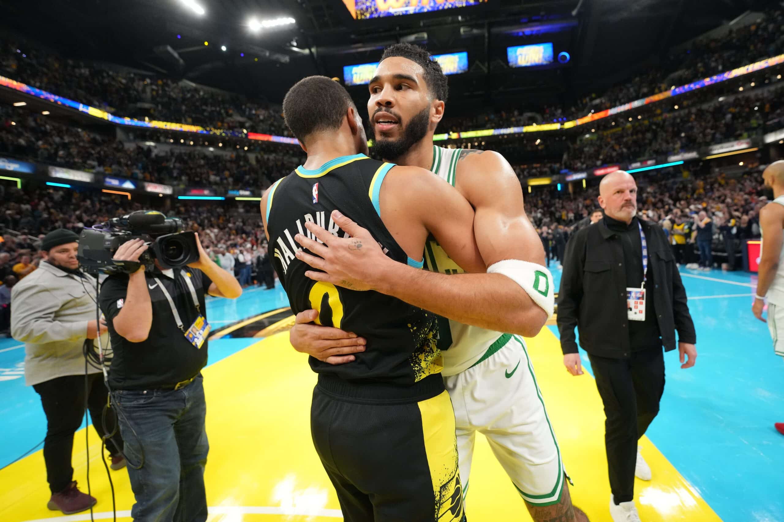 TYRESE HALIBURTON DE LOS PACERS SE ABRAZA CON JAYSON TATUM DE LOS CELTICS