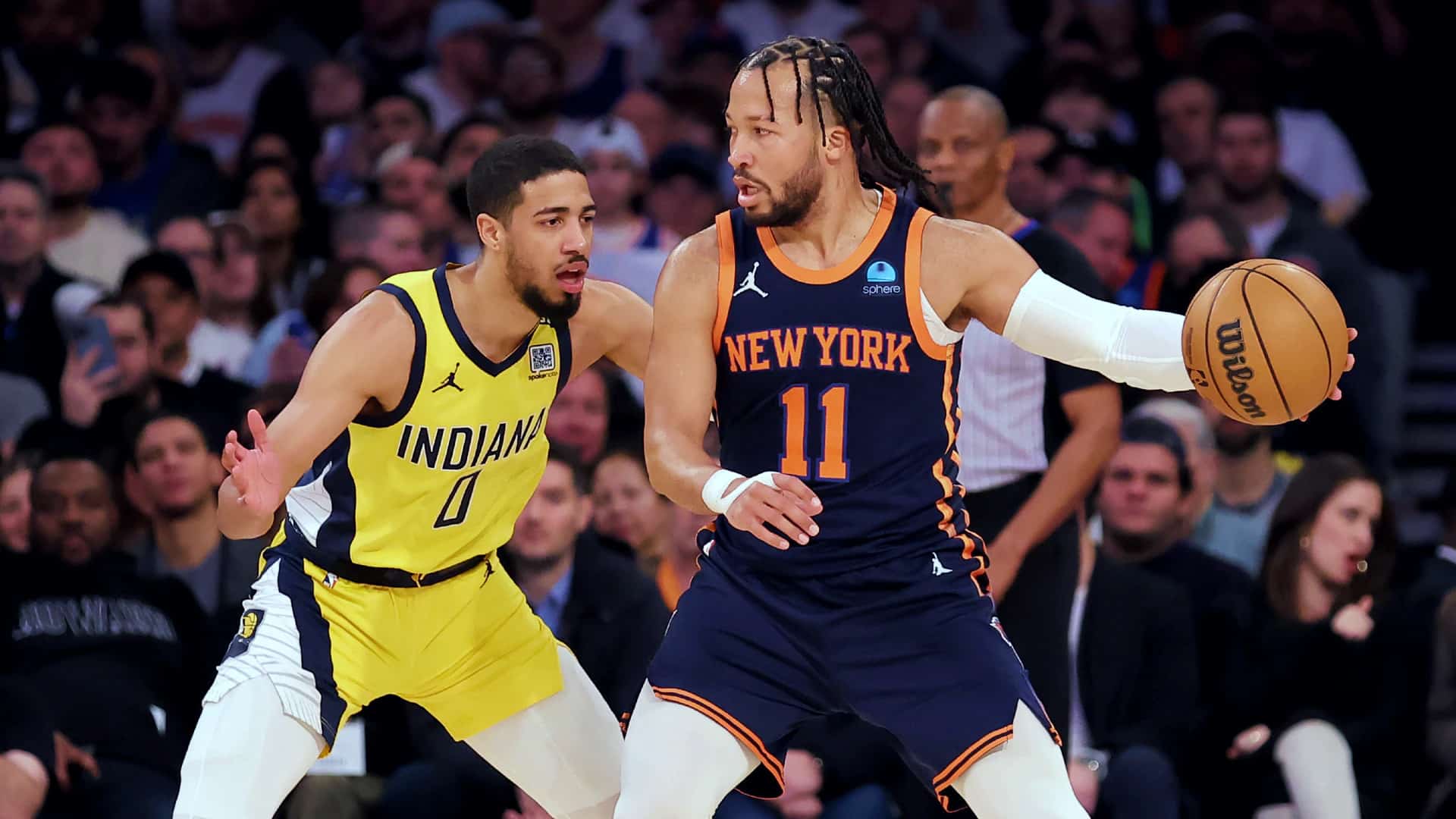 TYRESE HALIBURTON DE LOS PACERS A LA IZQUIERDA, Y JALEN BRUNSON DE LOS KNICKS A LA DERECHA