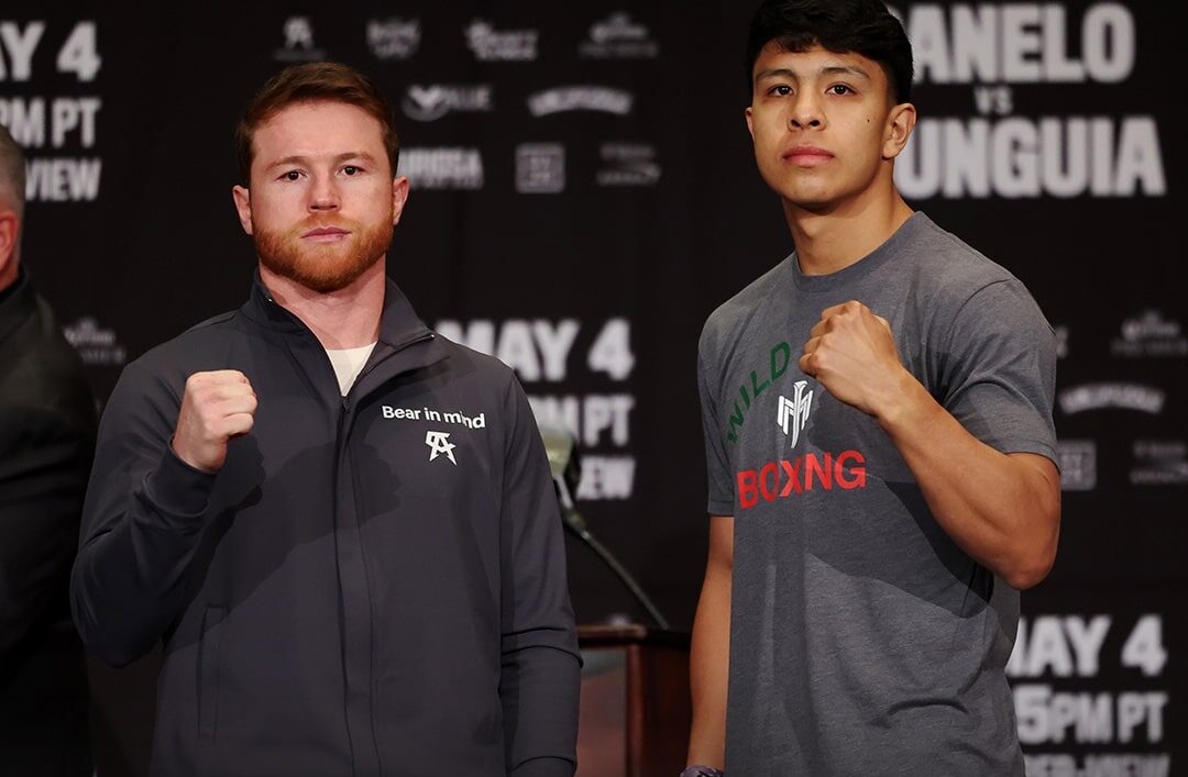 CANELO ÁLVAREZ A LA IZQUIERDA Y JAIME MUNGUÍA A LA DERECHA POSAN PARA LA FOTO TRAS LA CONFERENCIA DE PRENSA