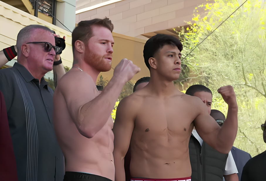 CANELO ÁLVAREZ A LA IZQUIERDA Y JAIME MUNGUÍA A LA DERECHA, POSANDO PARA LA FOTO TRAS EL PESAJE