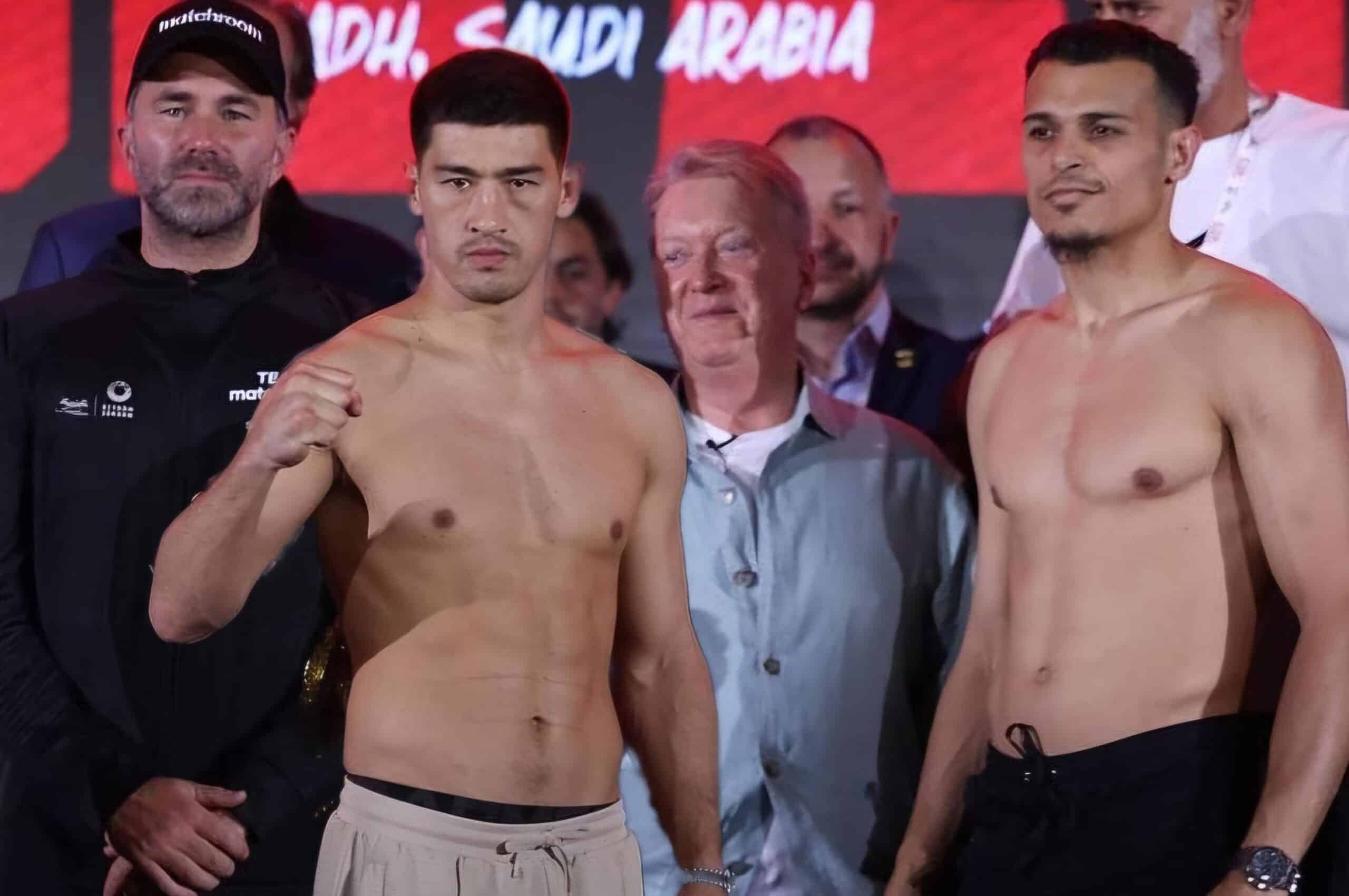 DMITRY BIVOL A LA IZQUIERDA Y MALIK ZINAD A LA DERECHA, CARA A CARA TRAS EL PESAJE