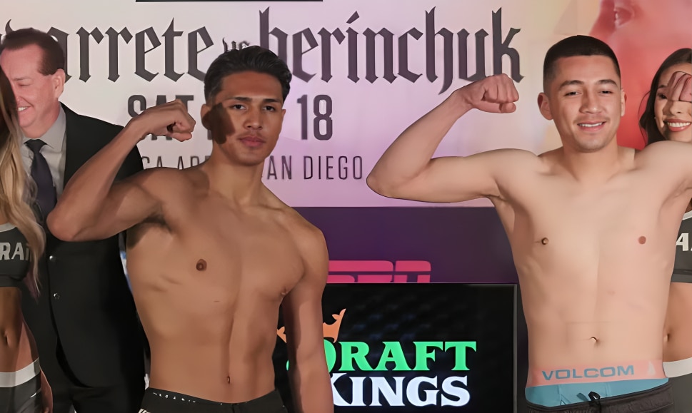 EMILIANO VARGAS A LA IZQUIERDA Y ÁNGEL VARELA A LA DERECHA, POSAN PARA LA FOTO TRAS EL PESAJE