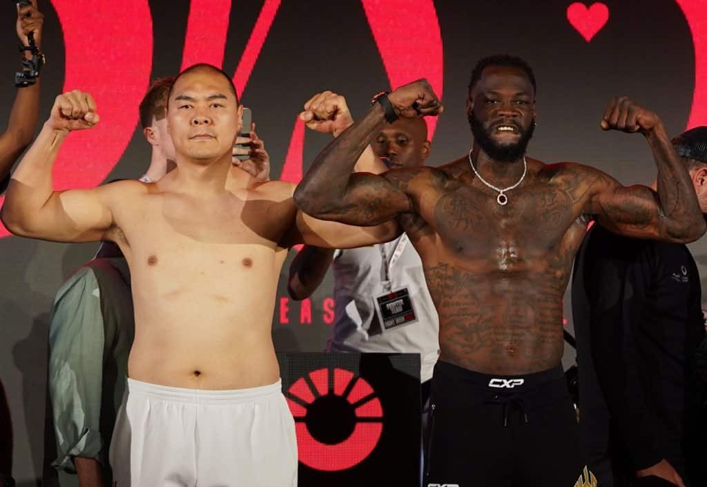 ZHILEI ZHANG A LA IZQUIERDA Y DEONTAY WILDER A LA DERECHA, POSAN PARA LA FOTO TRAS EL PESAJE
