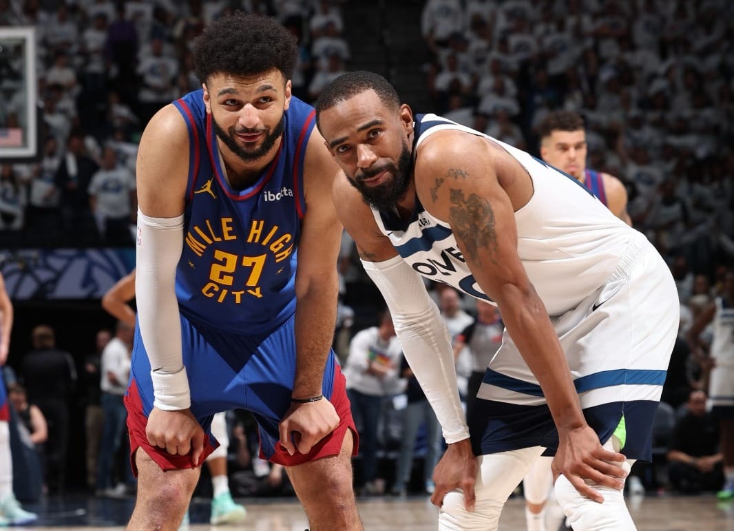JAMAL MURRAY DE LOS NUGGETS A LA IZQUIERDA Y MIKE CONLEY JR DE LOS TIMBERWOLVES A LA DERECHA