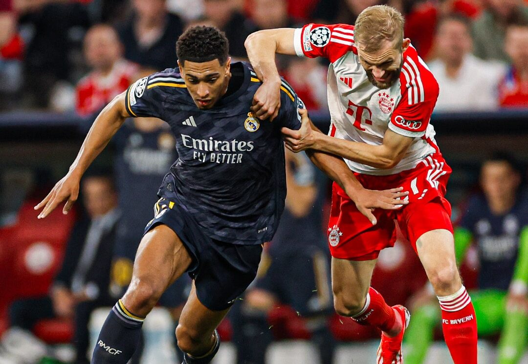 JUDE BELLINGHAM DEL REAL MADRID PELEA EL BALÓN CON EL DEFENSIVO DEL BAYERN MÚNICH