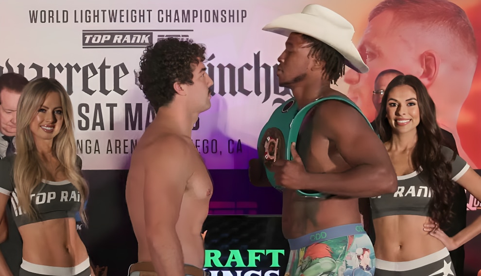 RICHARD TORREZ JR A LA IZQUIERDA Y BRANDON MOORE A LA DERECHA, CARA A CARA TRAS EL PESAJE