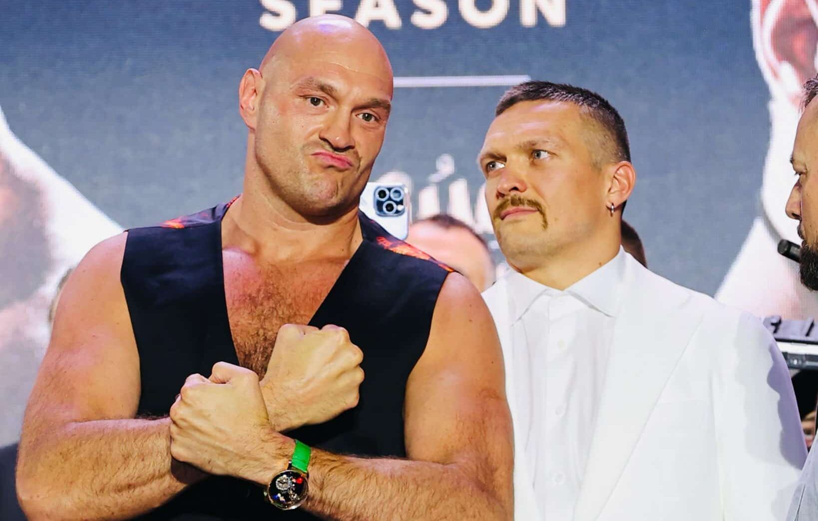 TYSON FURY A LA IZQUIERDA Y OLEKSANDR USYK A LA DERECHA TRAS LA ÚLTIMA CONFERENCIA DE PRENSA