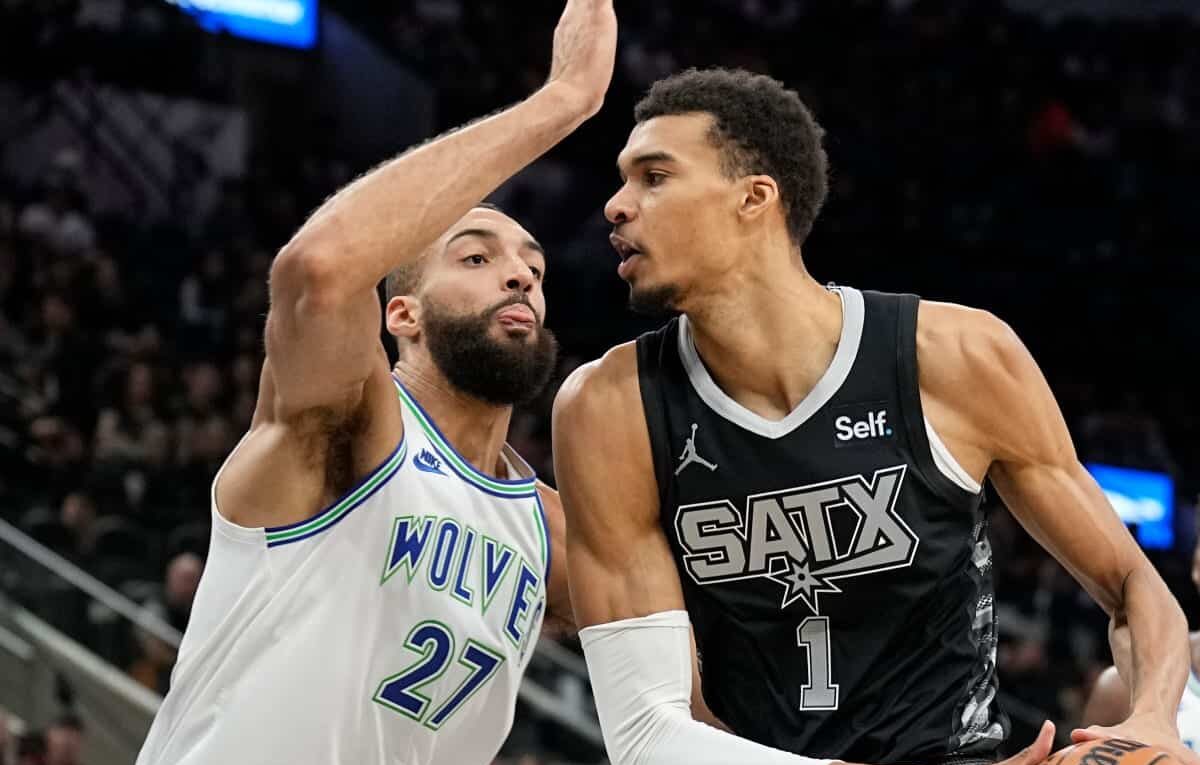 RUDY GOBERT DE LOS TIMBERWOLVES A LA IZQUIERDA, DEFENDIENDO A VÍCTOR WEMBANYAMA DE LOS SPURS A LA DERECHA