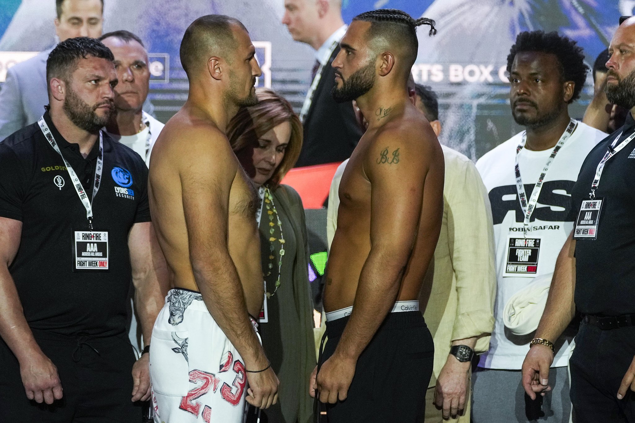 SERGEY KOVALEV A LA IZQUIERDA Y ROBIN SIRWAN SAFAR A LA DERECHA, CARA A CARA TRAS EL PESAJE