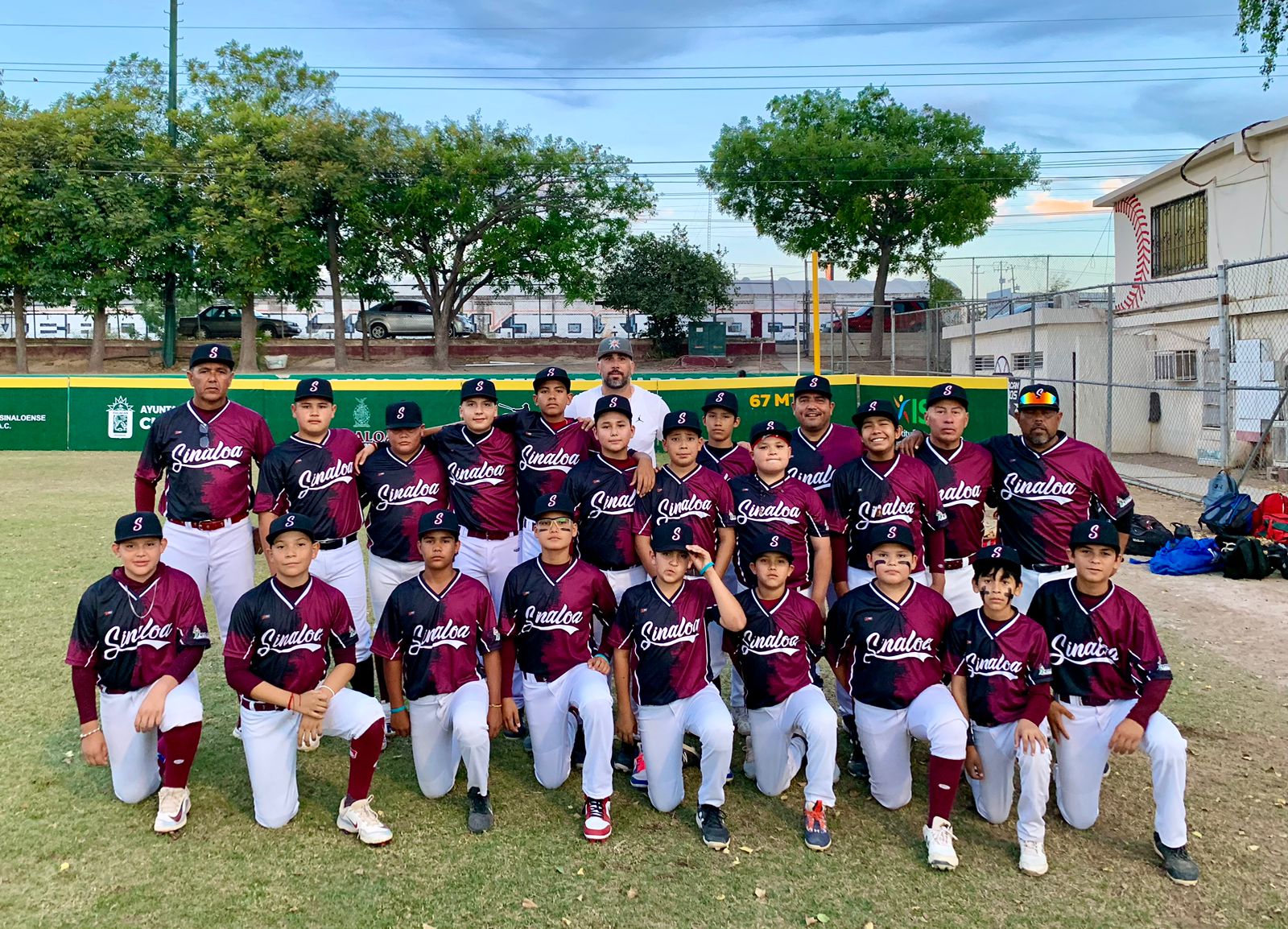 EL EQUIPO DE SINALOA POSA PARA LA FOTO