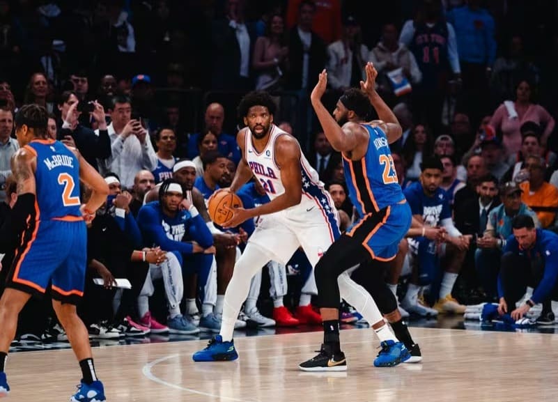 JOEL EMBIID DE LOS SIXERS DEFENDIDO POR MITCHELL ROBINSON DE LOS KNICKS